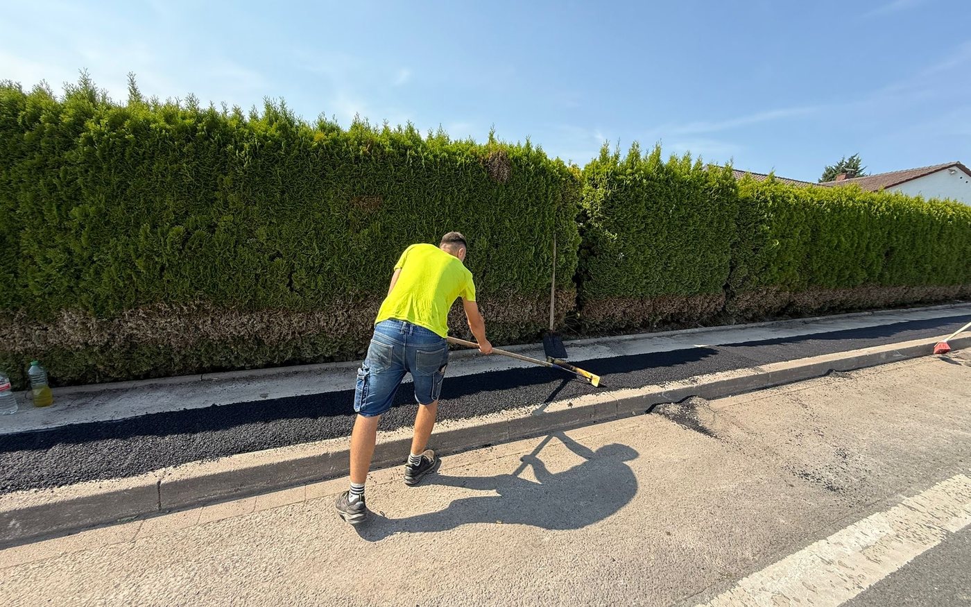 Straßenbau – Einbau und Abziehen der Asphaltdecke