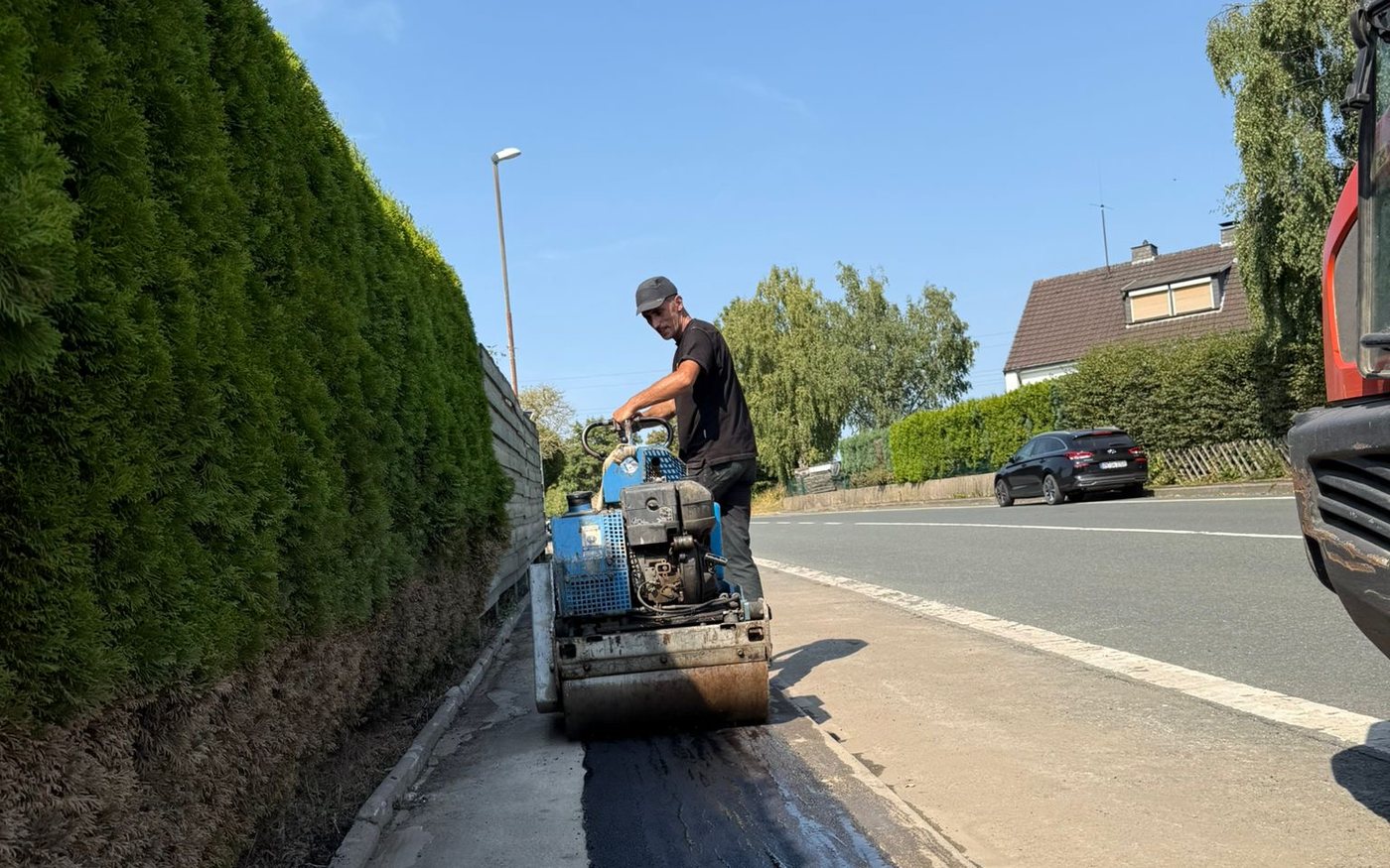 Verdichten der Asphaltfläche mit der Walze